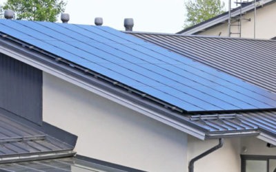 Aurinkopaneelit ja kattohuolto – vältä kolme tyypillistä virhettä